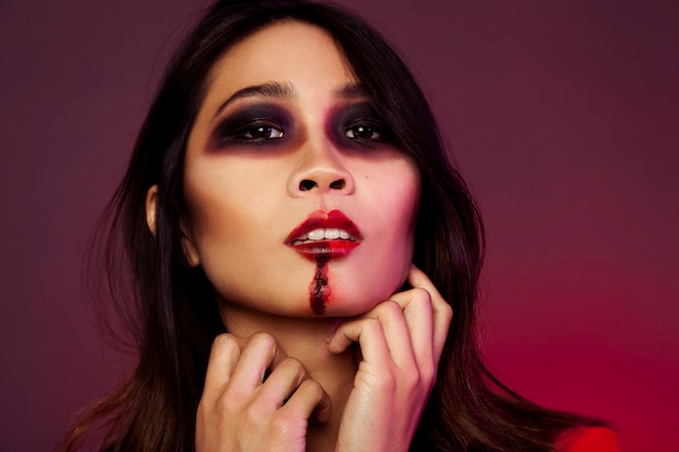 Junges Mädchen mit Halloween-Make-up