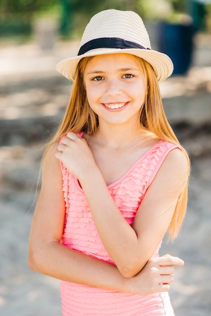 Junges Mädchen posiert mit der Hand auf der Brust am Strand