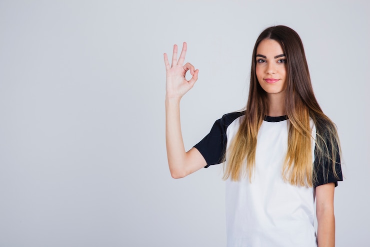 Kostenlose Foto junges mädchen sagt alles ist ok