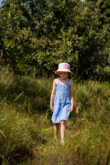 Junges Mädchen verbringt Zeit im Freien in einer ländlichen Gegend und genießt die Kindheit