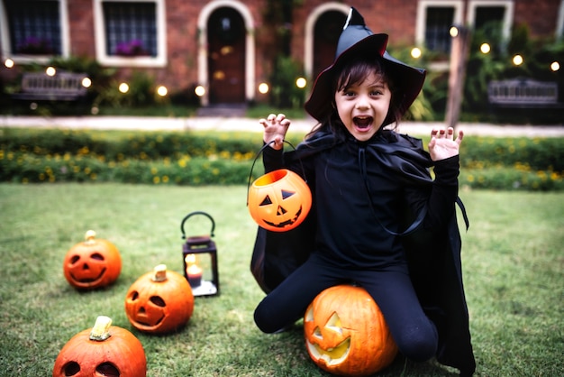 Kostenloses Foto junges mädchen, welches das halloween-festival genießt