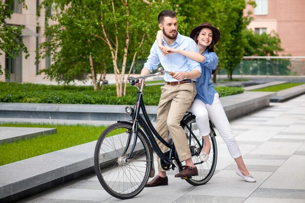 Junges Paar, das auf einem Fahrrad sitzt