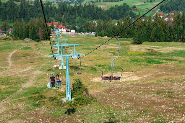 Junges Paar, das auf Skilift hinaufgeht