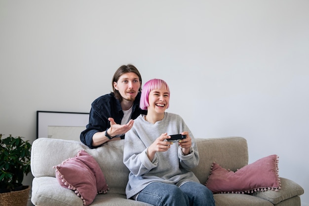 Junges Paar, das ein Videospiel zu Hause spielt