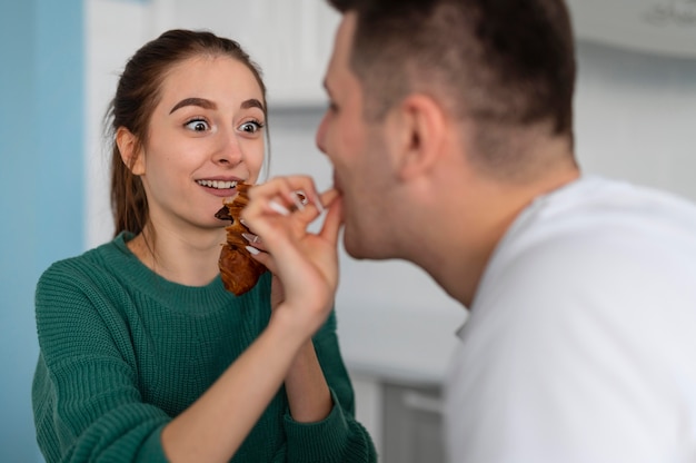 Junges Paar, das zu Hause kocht