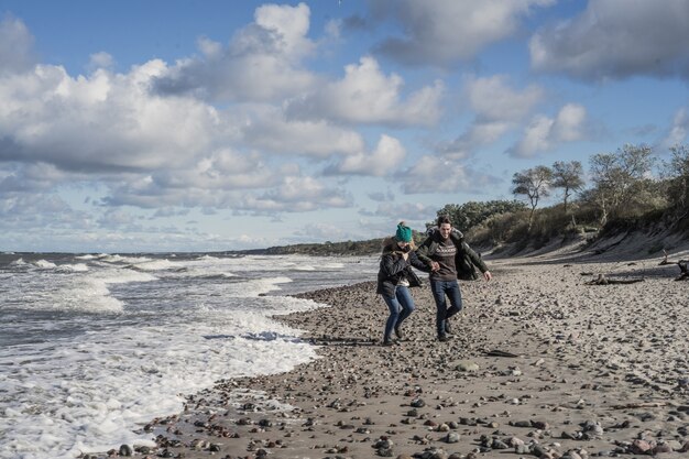 junges Paar der kalten Ostsee