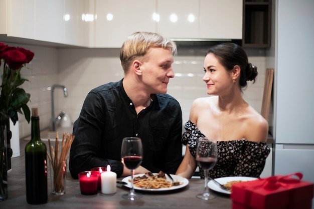 Junges Paar feiert Valentinstag beim gemeinsamen Mittagessen und Wein