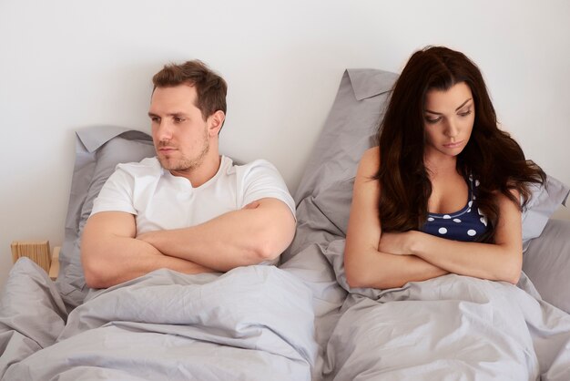 Junges Paar hat sexuelle Probleme im Bett