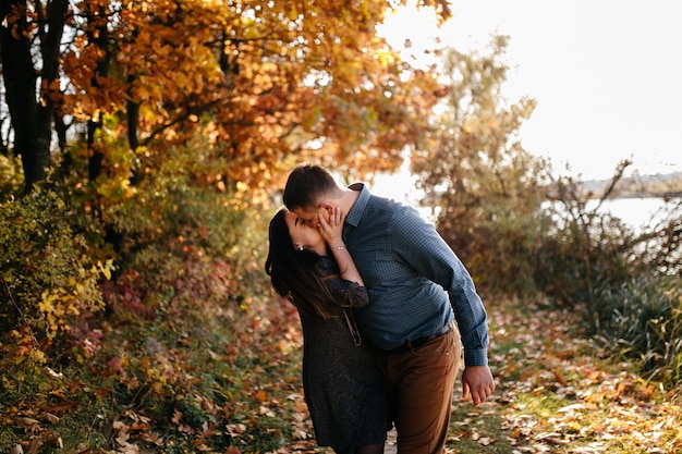 Junges Paar in der Liebe. Eine Liebesgeschichte im Herbst Forest Park