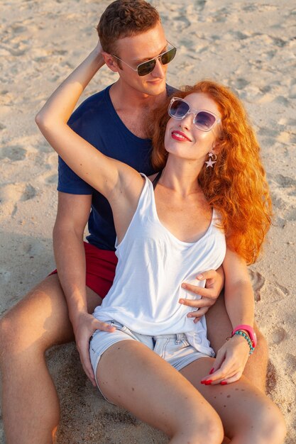 Junges Paar in der Liebe glücklich am Sommerstrand zusammen mit Spaß