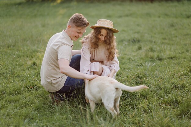 Junges Paar in der Liebe im Freien. Atemberaubendes sinnliches Porträt im Freien des jungen stilvollen Modepaares, das im Sommer im Feld aufwirft