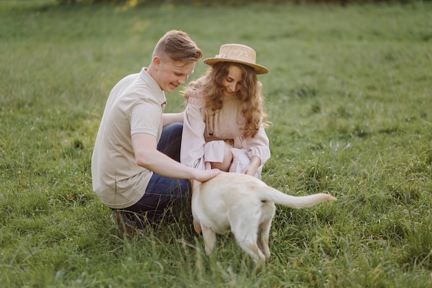 Junges Paar in der Liebe im Freien. Atemberaubendes sinnliches Porträt im Freien des jungen stilvollen Modepaares, das im Sommer im Feld aufwirft