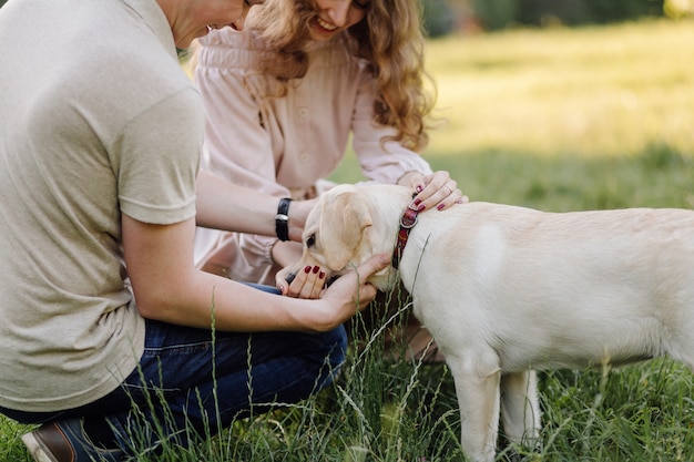 Junges Paar in der Liebe im Freien. Atemberaubendes sinnliches Porträt im Freien des jungen stilvollen Modepaares, das im Sommer im Feld aufwirft