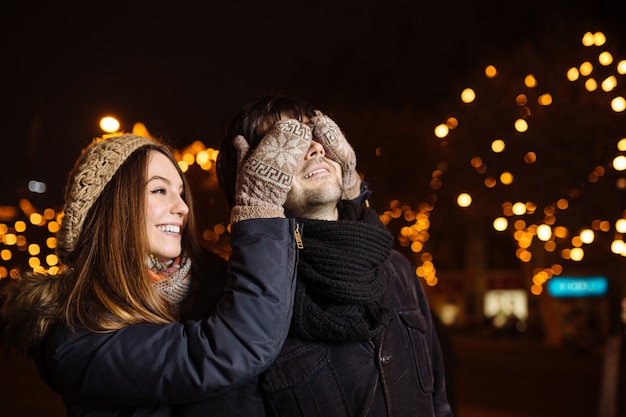 Junges Paar in der Liebe im Freien