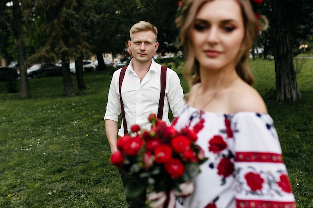 Kostenloses Foto junges paar in einem blühenden garten