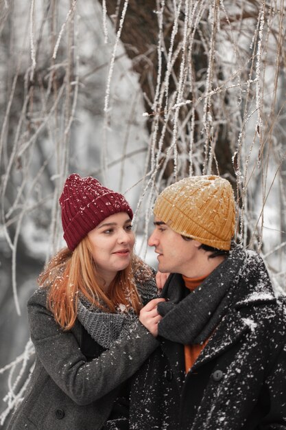 Junges Paar in Winterkleidung im Freien