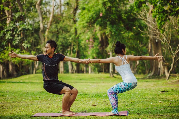 Junges Paar macht Yoga zusammen in der Natur