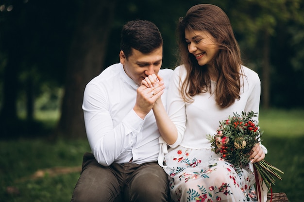 Junges Paar mit Blumen im Park