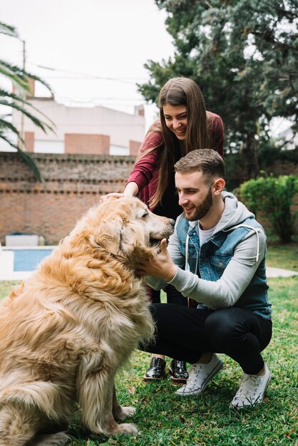 Junges Paar mit niedlichen Hund