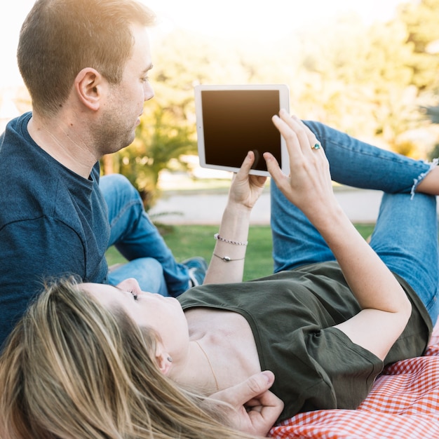 Junges Paar mit Tablet im Park