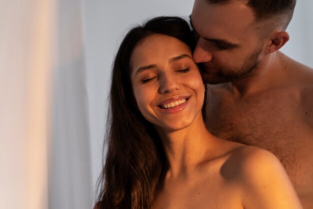 Junges Paar schert ihre Intimitätsmomente
