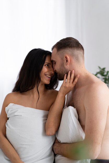 Junges Paar schert ihre Intimitätsmomente