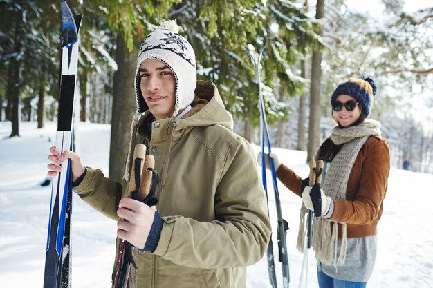 Junges Paar Skifahren im Resort