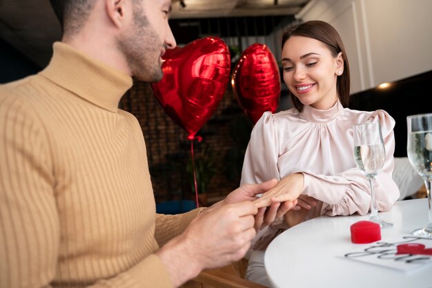 Junges Paar verlobt sich am Valentinstag
