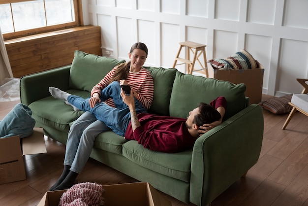 Junges Paar zieht in ein neues Zuhause