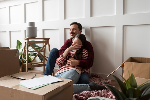 Kostenloses Foto junges paar zieht in ein neues zuhause