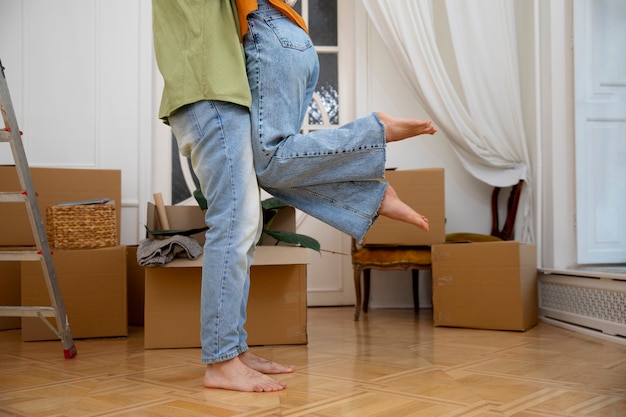 Kostenloses Foto junges paar zieht in neues zuhause ein