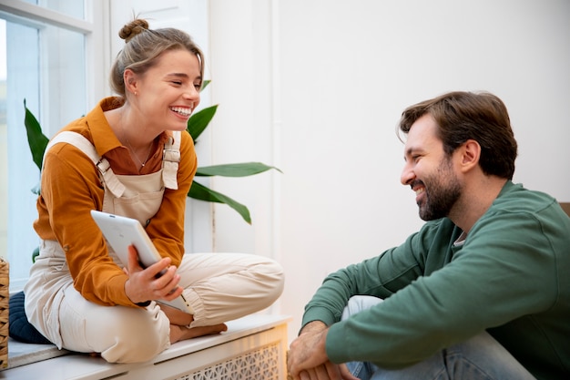 Kostenloses Foto junges paar zieht in neues zuhause ein