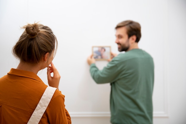 Junges Paar zieht in neues Zuhause ein