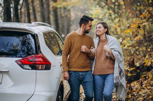 Junges Paar zusammen im Park mit dem Auto