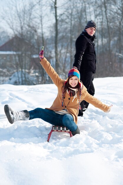 Junges Paar zusammen im Schnee