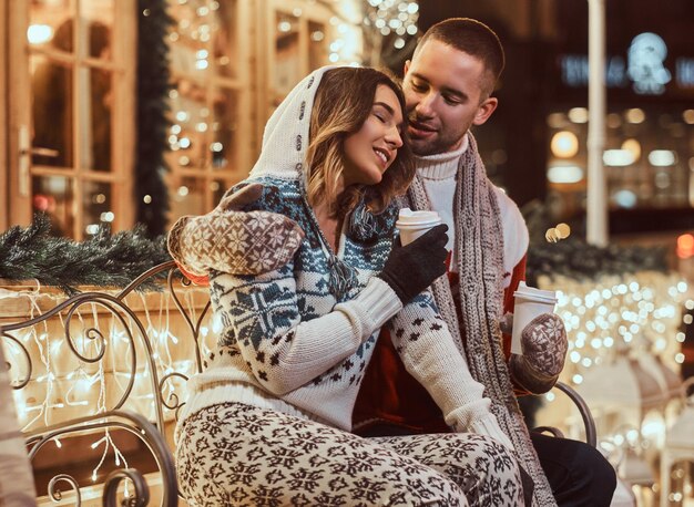 Junges romantisches Paar zur Weihnachtszeit, das es genießt, Zeit miteinander zu verbringen