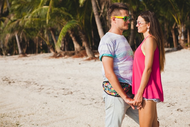 Junges schönes Paar, das auf tropischem Strand, Thailand geht, umarmt, lacht, Sonnenbrille, Spaß hat, Hipster-Outfit, lässigen Stil, Honigmond, Urlaub, Sommerzeit, sonnige, romantische Stimmung