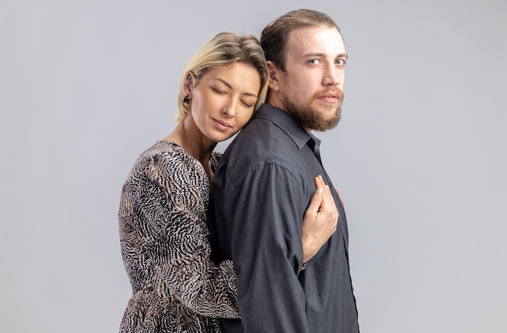 Kostenlose Foto junges schönes paar mann und frau glücklich in der liebe, die valentinstag feiern steht über weißer wand emracing