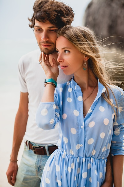 Junges stilvolles Hipsterpaar verliebt in tropischen Strand während des Urlaubs