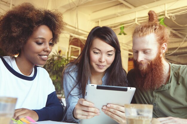 Junges Team von Mitarbeitern, die am Projekt arbeiten