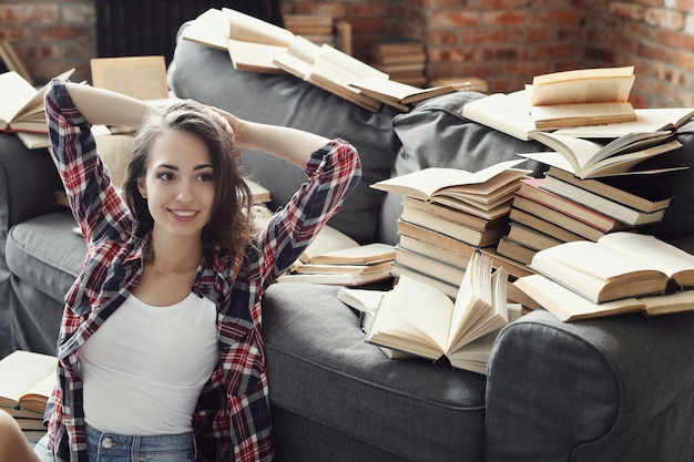 Junges Teenager-Mädchen, das ein Buch zu Hause liest