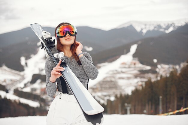 Junges und aktives brünettes Skifahren. Frau in den schneebedeckten Bergen.