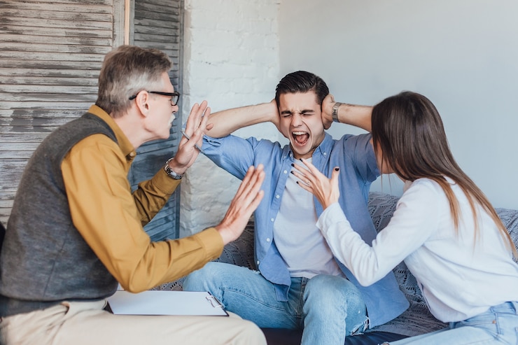 Kostenlose Foto junges verärgertes paar nach therapiesitzung mit familienpsychologe