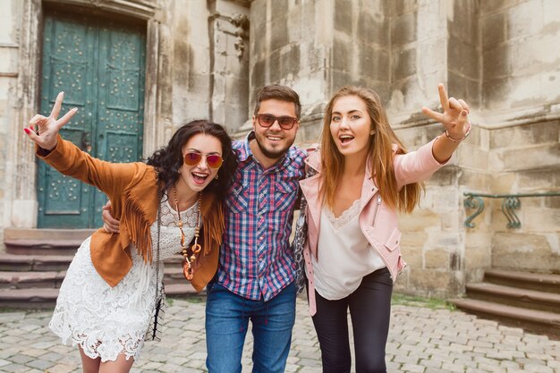 Junges verliebtes Paar, das in der Altstadt aufwirft