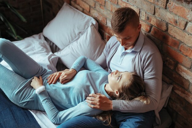 Junges verliebtes Paar, das Zeit zusammen verbringt. Schöne Frau und schöner Mann, die intime Momente zu Hause haben