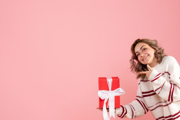 junges weibliches Haltegeschenk auf rosa