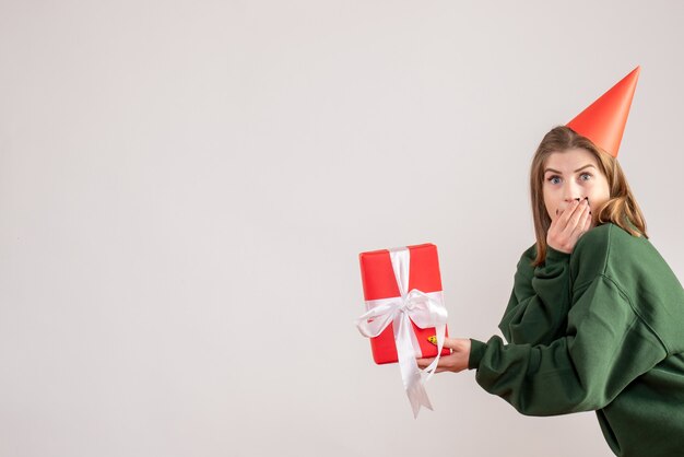 junges weibliches Haltegeschenk auf Weiß