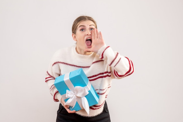 Kostenloses Foto junges weibliches haltegeschenk auf weiß