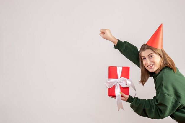 junges weibliches Haltegeschenk auf Weiß