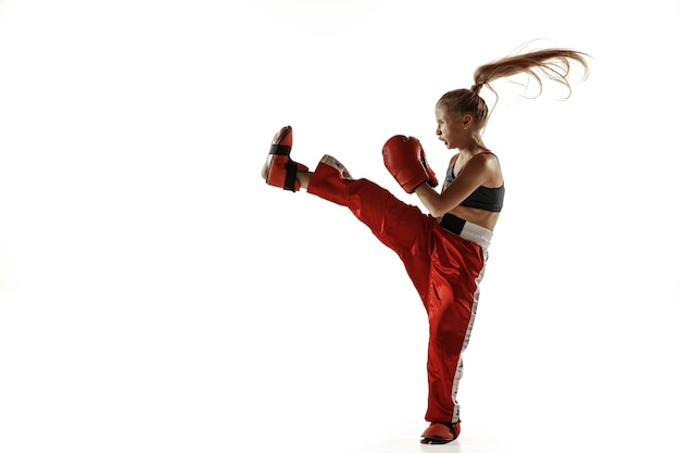 Junges weibliches Kickbox-Kämpfertraining auf Weiß